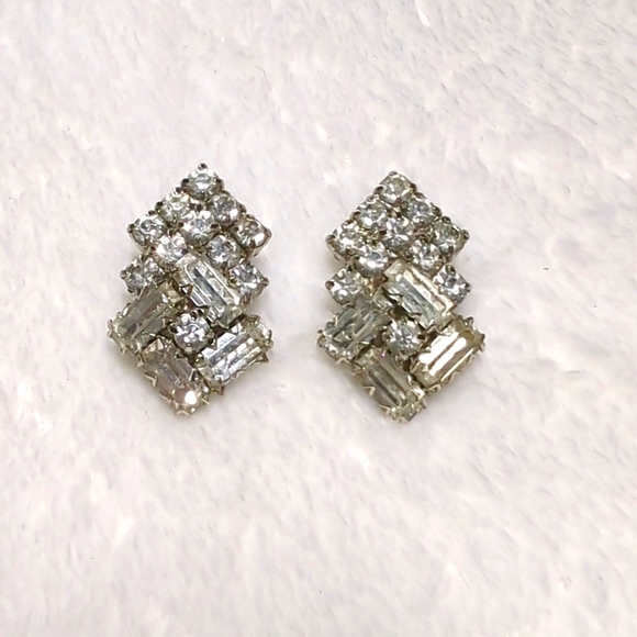 Vintage 60's Clear Rhinestone & Silvertone Clip-On Earrings - Picture 9 of 9